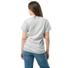 Modelo mujer con camiseta blanca de espaldas