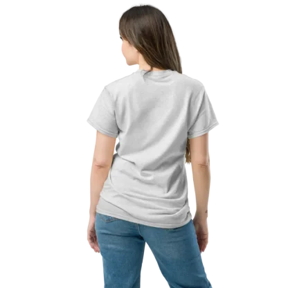 Modelo mujer con camiseta blanca de espaldas