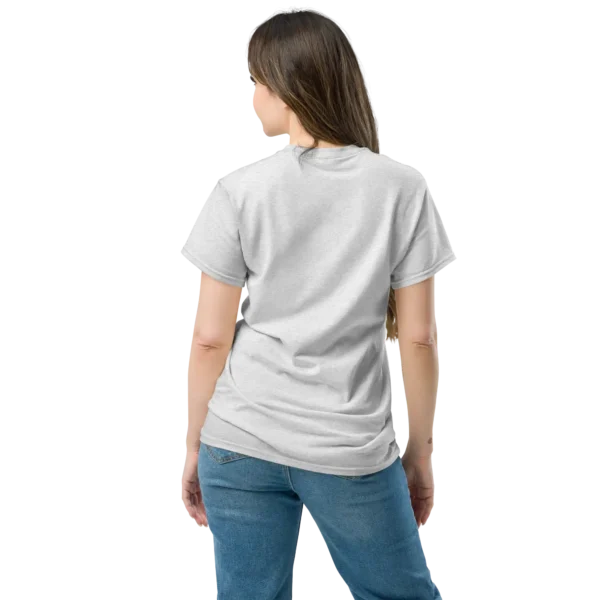 Modelo mujer con camiseta blanca de espaldas