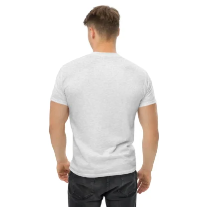 Playera color blanco modelo hombre de espalda