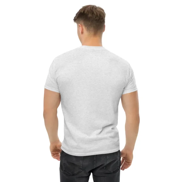 Playera color blanco modelo hombre de espalda