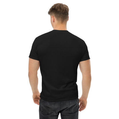 playera negra modelo hombre de espalda
