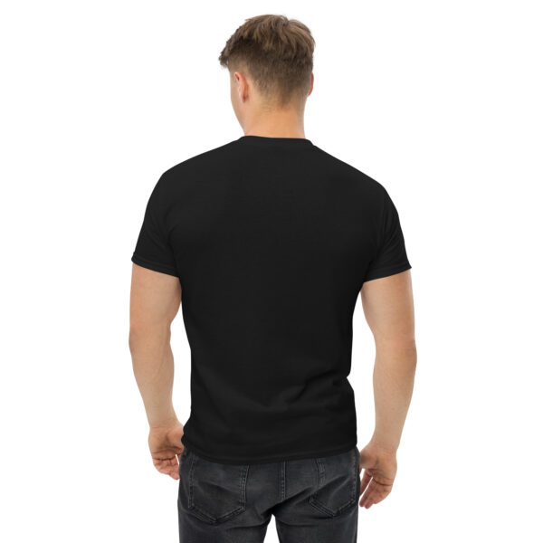 playera negra modelo hombre de espalda