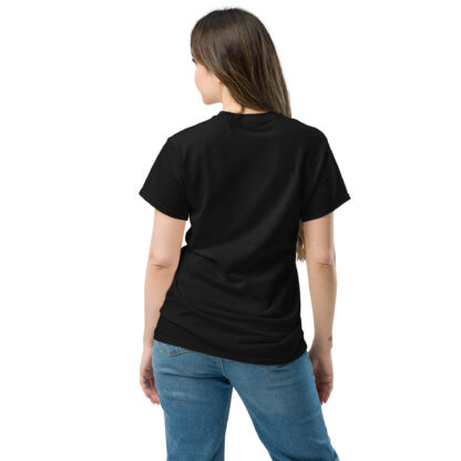 playera negra modelo mujer de espalda